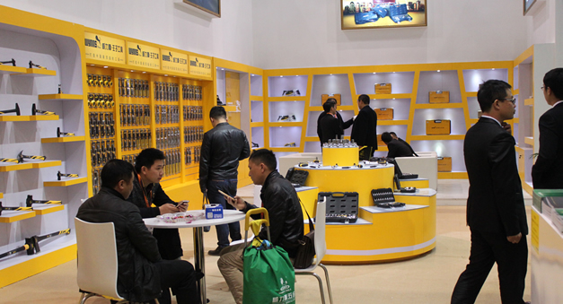 鍧氭湕浜旈噾鏈€鏂板叕鍛婏細2025骞村噣鍒╂鼎浜忔崯1浜垮厓鍚屾瘮杞簭(图1)